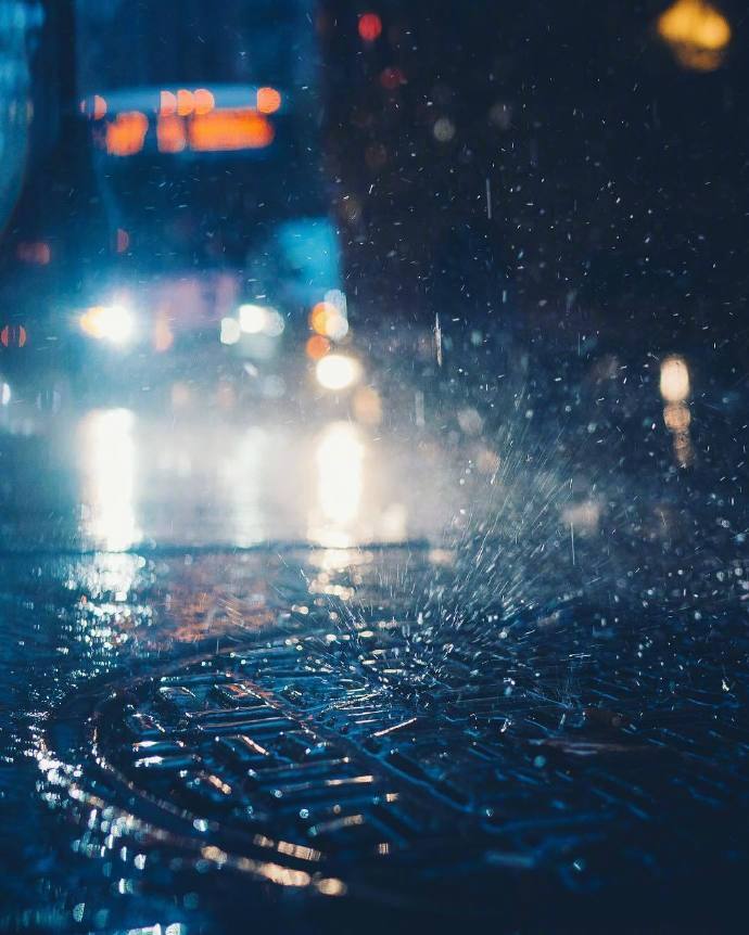 上次更新了一组香港的雨景，有小可爱又投稿了一组同风格的雨夜，照片看着很美，在雨中忙着奔波的人应该很辛苦吧?上次下雨是什么时候呀?