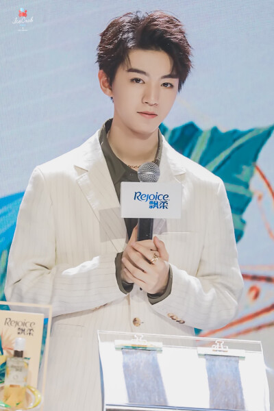 2018.12.17王俊凯参加飘柔水油双层精油新品发布会 cr.logo 