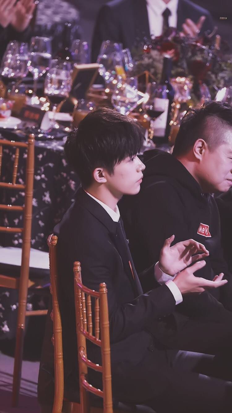 #易烊千玺 #TFBOYS 爱奇艺尖叫之夜 年度男歌手 高清 帅气 