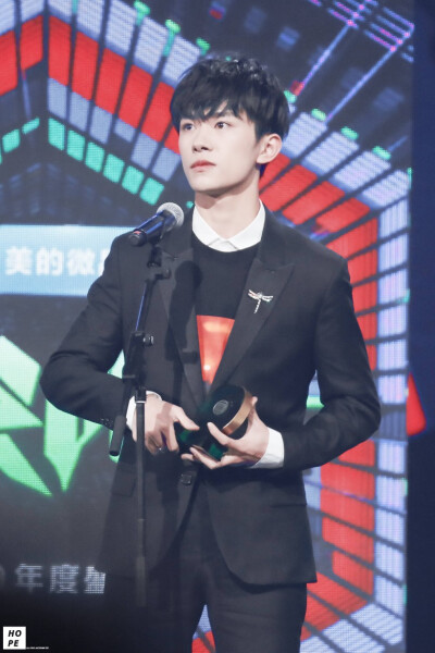 #易烊千玺 #TFBOYS 爱奇艺尖叫之夜 年度男歌手 高清 帅气