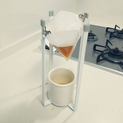 使い終わったオイルをキレイにするための油こしとして、コーヒーフィルターを使っているユーザーさん。不純物をしっかり取り除いてくれて、オイルをろ過した後はゴミに捨てるだけという手軽さがうれしいですね。キッ…