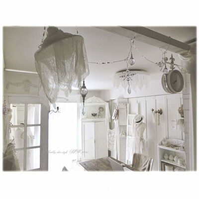 お部屋全体をホワイトで統一するというのは、なかなか難しいもの。ところどころレースアイテムを使うと、雰囲気が出ます。レースアイテムを上手に使ってコーディネートしてみましょう。