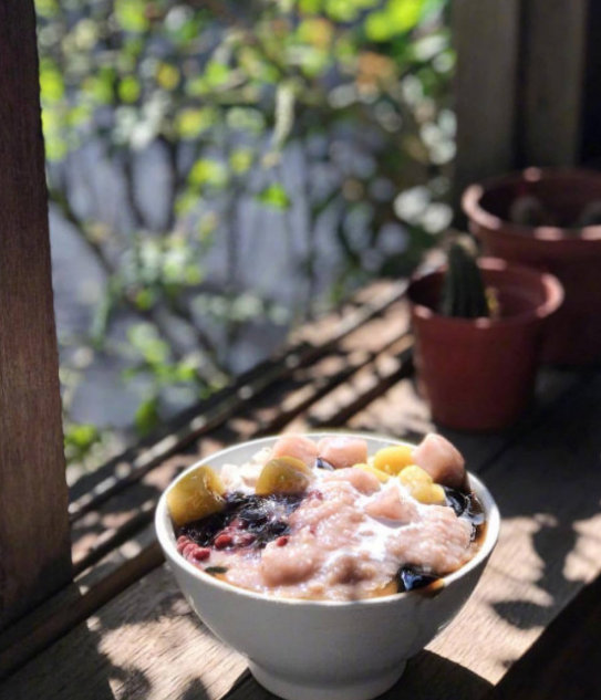 台湾的芋圆怎么都那么好吃台中【东海龙门客栈】的平价高颜值美食，一碗才50台币~所有配料都是手工熬煮，口感超Q弹，咬下去香气十足地址: 台中市龙井区新兴路一段19号营业时间：10:00-23:30