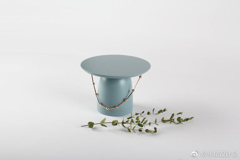 活跃在釜山和首尔两地的设计师 jung-hoon lee 近日推出了一系列名为“yang ban”的边桌，其设计灵感来源与韩国传统帽子与配饰。#求是爱设计#