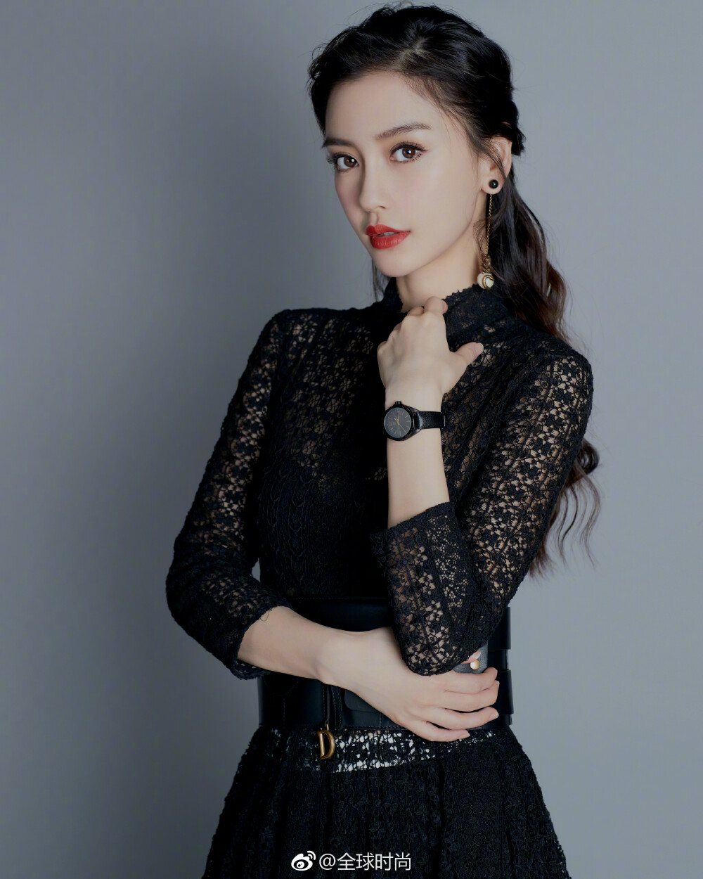 #angelababy# 昨日出席星光盛典，身着Dior黑色蕾丝长裙美丽中透着一股小性感，花儿一样的颜值！