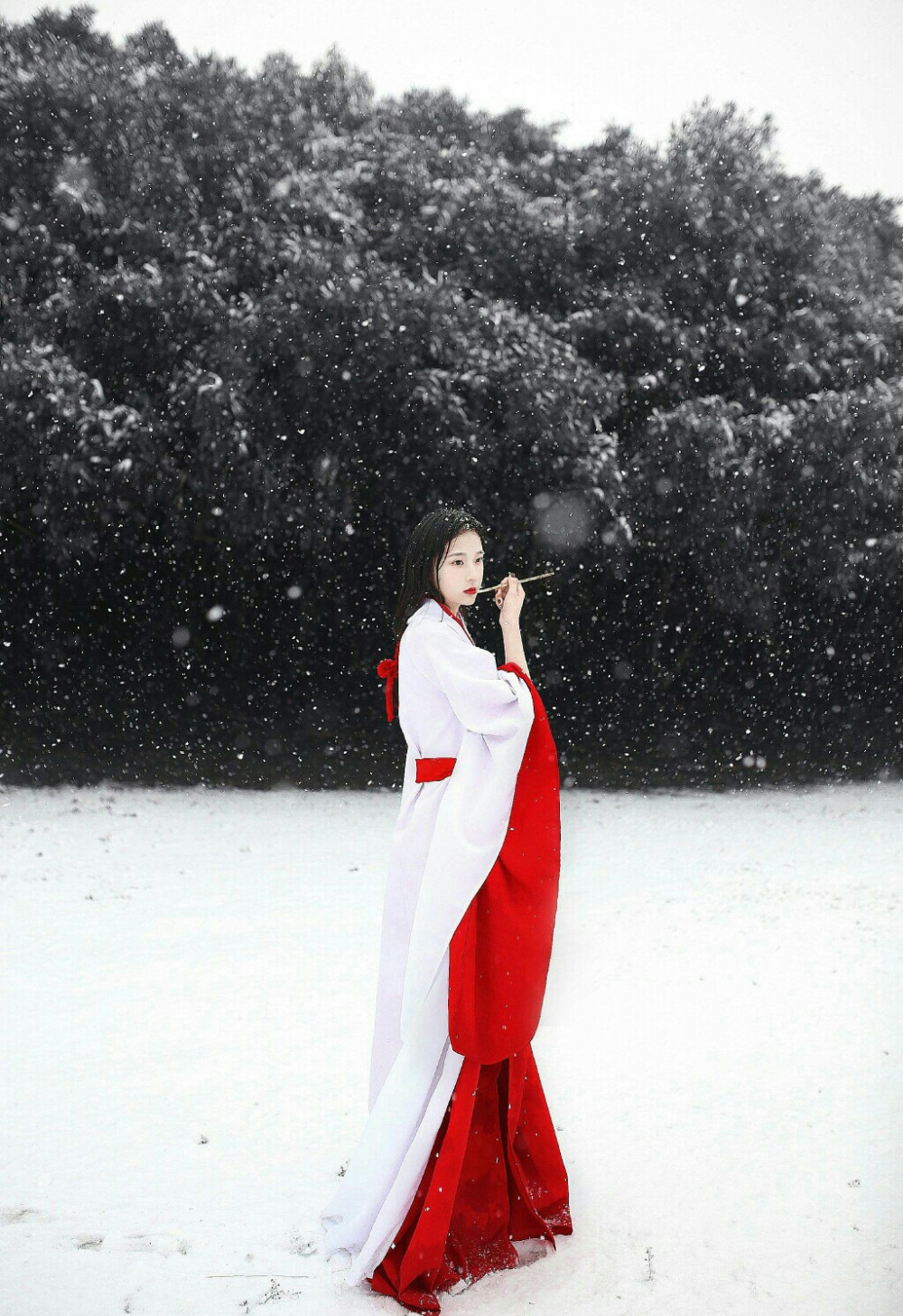 白茶伴清欢，粉黛有佳人，我在等风也等你~
欢迎各位小可爱加入粉黛古风交流群，在这里，你可以交到志趣相投的小伙伴，听到好听的古风歌，欣赏到许多古风美图，看到许多好看的古风小故事。
在这里，我们就是一家人（ps:群主是个超级温油的小姐姐，超宠群员的哦~）
群号：117398296
无论海枯石烂，山崩地裂，我一直都在等着你~