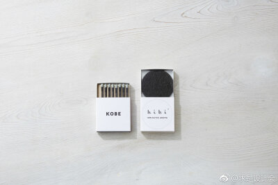 这是和熏香品牌 hibi 的合作，原型款是 hibi 当家的“10MINUTES AROMA”，就同它的名字一样，线香定位便携使用，小方盒子非常方便随身携带。#求是爱设计#