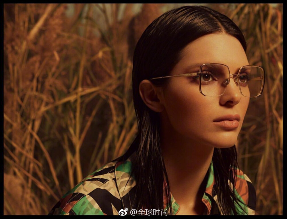 KendallJenner 全新广告大片，肯豆为Roberto Cavalli 2019春夏系列拍摄的这组画报，几近完美的身型线条，略带狂野的造型设计，很好的展现了“力量”与“感官感”！