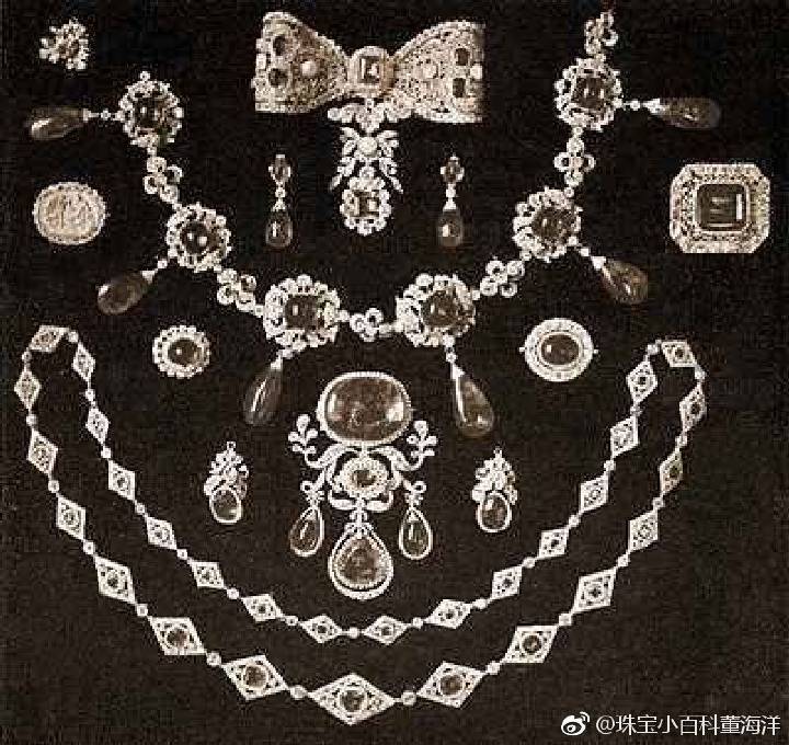 不靠谱历史珠宝知识：《Russia’s Treasure of Diamonds and Precious Stones》（直译为俄罗斯的钻石和宝藏）是一套四本的俄罗斯皇室珠宝目录。于1925年出版。出版这套书的目的在当时被认为是为了吸引富有的外国买家，同时也破除罗曼诺夫家族携财产秘密逃亡的谣言。 ​​​