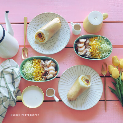 早安，今日早餐：糯米包油条+卷心菜牛肉鲜虾沙拉+花生浆。
好爱今天的卷心菜沙拉~吃光光~·
糯米包油条也好好吃的，荆州特产哈哈哈哈，做法：《今天吃什么2》P99页。
