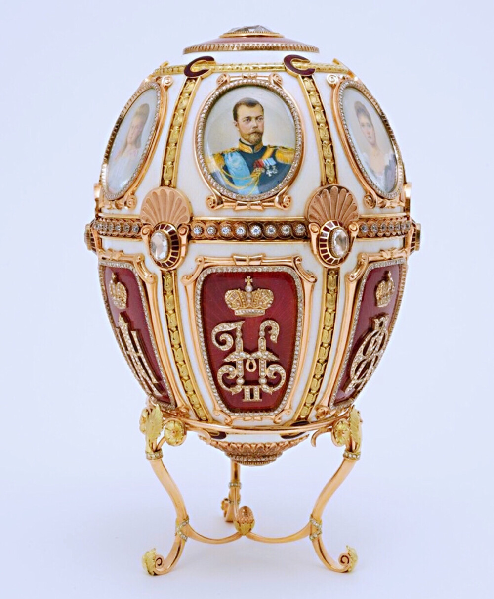 复活节彩蛋，by Fabergé，1904年
镶嵌钻石，绘有珐琅、水彩，装饰扭索花纹、丝绒、象牙。