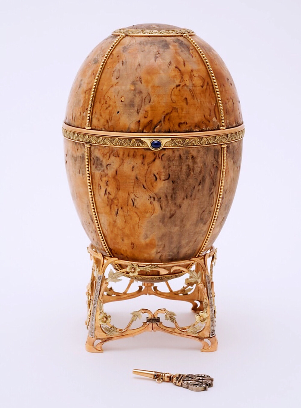 
复活节彩蛋，by Fabergé，1917年
采用 Karelian 桦木、金、银制作，镶嵌钻石，绘有珐琅。