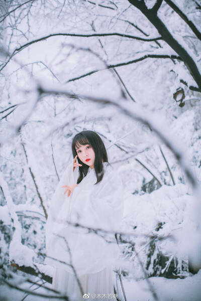 #汉服摄影##上海约拍#
“好想变成雪啊，
这样便可以落在先生肩上了”
摄影：@木木若糖
出境：@一朵胡萝卜丶vhv 