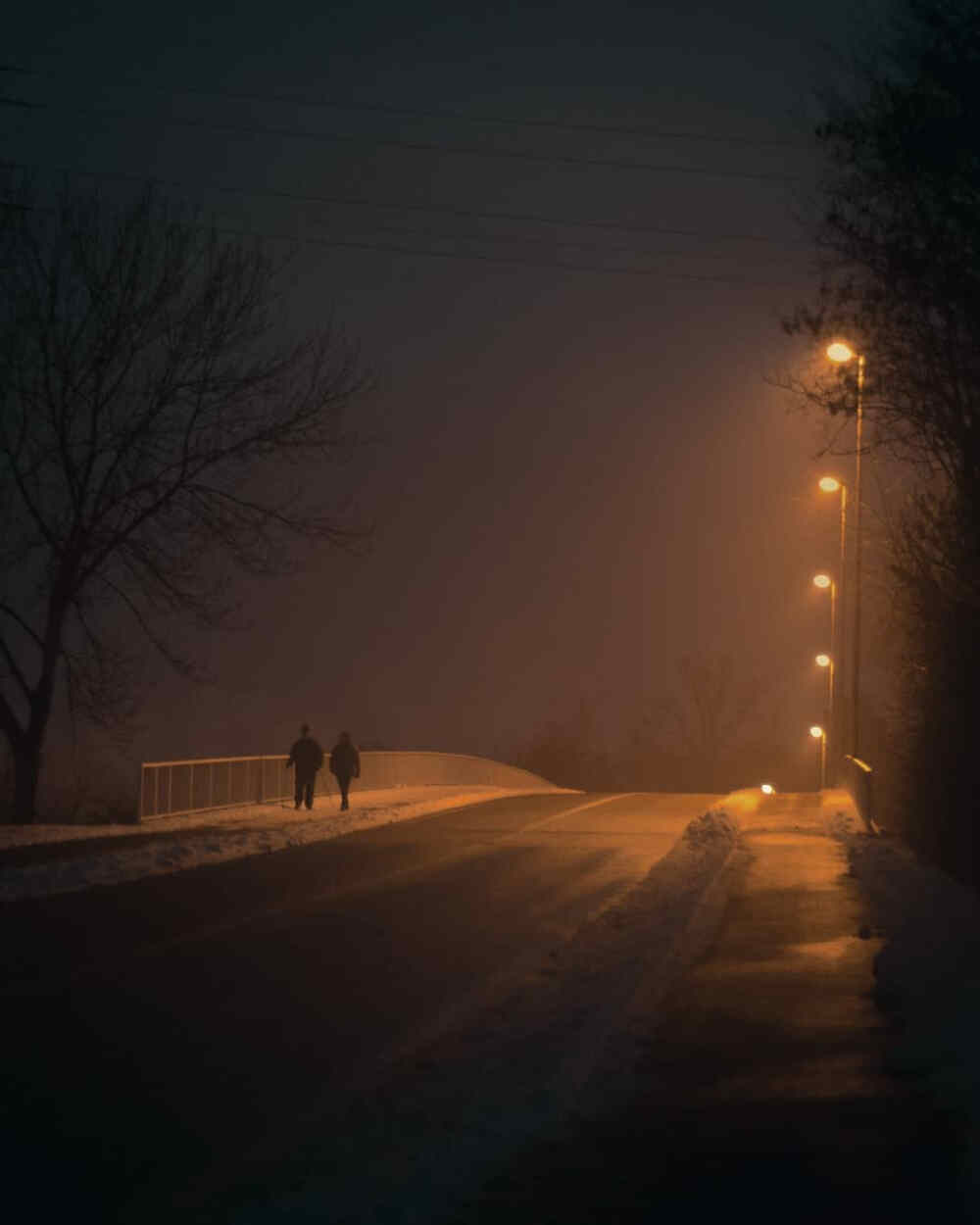 留恋着不肯快走的，偏是你所不留恋的东西。——钱钟书《写在人生边上》