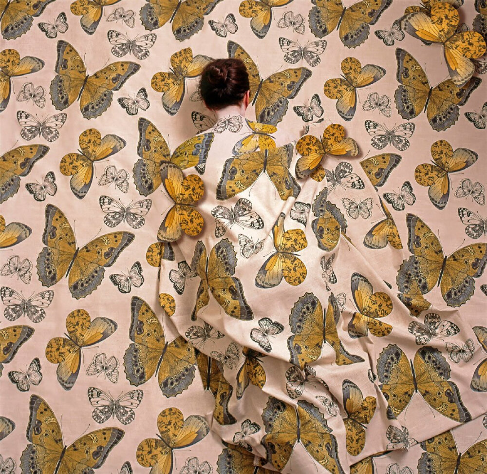 Camouflage（伪装）／“每幅肖像，Cecilia Paredes都以大胆的印花面料作为背景，然后在皮肤画上印花，定制服装。 她的身躯、手臂和脸都隐藏于背景，而她身体的曲线和棕色头发成为她存在的证明。” ——