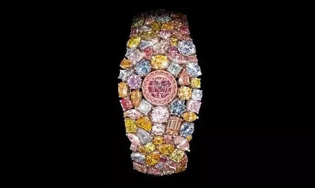 萧邦（Chopard） 201-Carat Watch， 2500万美元
萧邦（Chopard）这款形状怪异的手表由201克拉钻石组合而生，手表定价 2500万美元。这款色彩斑斓的手表共由874颗钻石组成其中包括15克拉粉钻、12克拉蓝钻、11克拉白钻、163克拉小黄钻和白钻。这款表的装置非常特别，打开三颗心形钻石才能看到时间，虽然形状奇怪，但却是一个精彩绝伦的大师级作品。