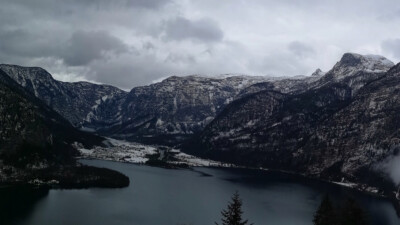 冬天阴雨中的他，有种让人沉迷的荒凉
( 哈尔斯塔特 Hallstatt, Austria)