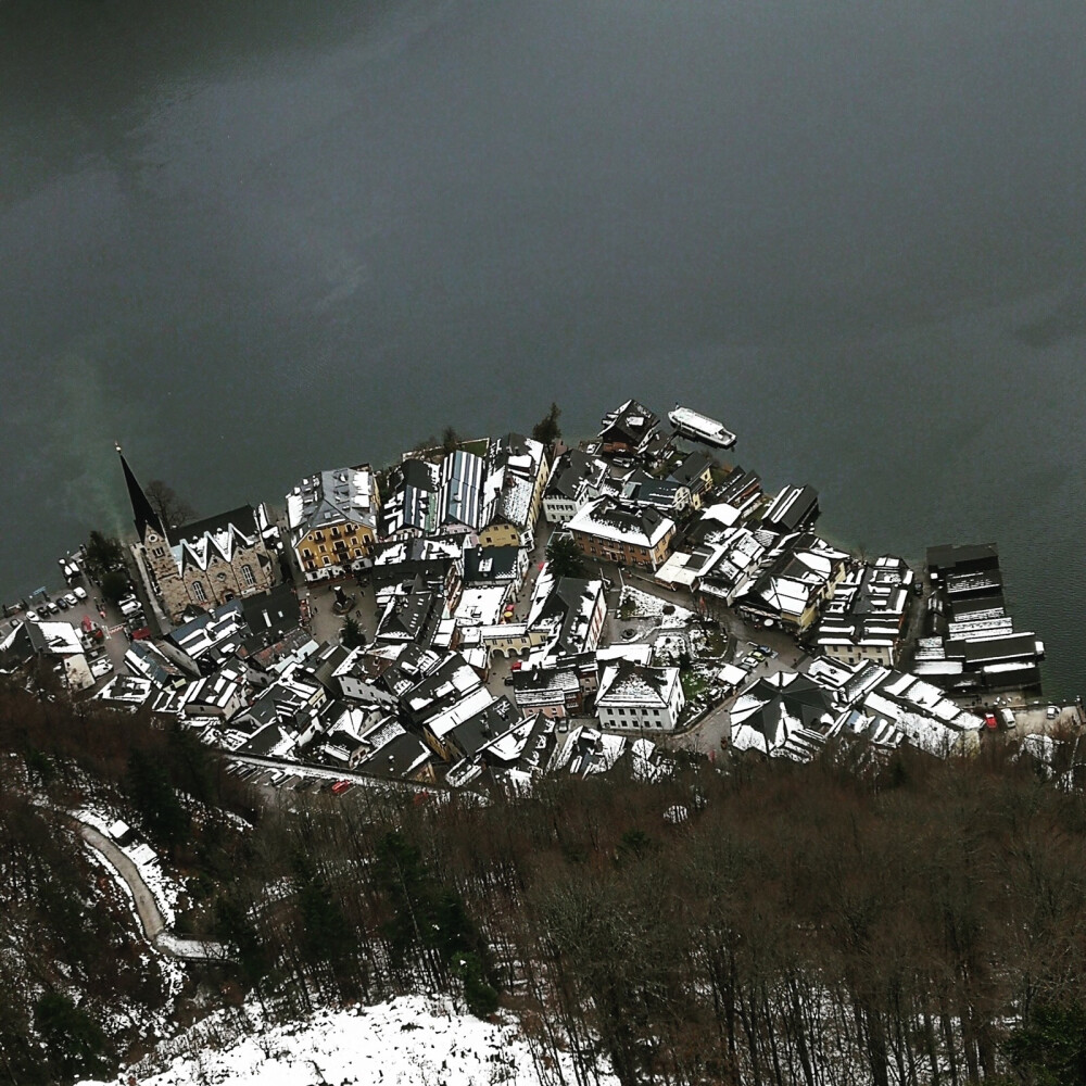 从山上看这座城市就像建筑模型
（哈尔施塔特 Hallstatt, Austria)