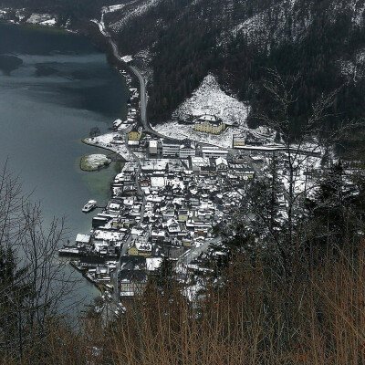 从山上看这座城市就像建筑模型
（哈尔施塔特 Hallstatt, Austria)