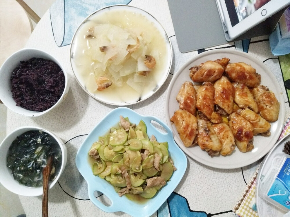 小炒西葫芦+糖醋鸡翅+虾米冬瓜+紫菜蛋汤+紫米饭