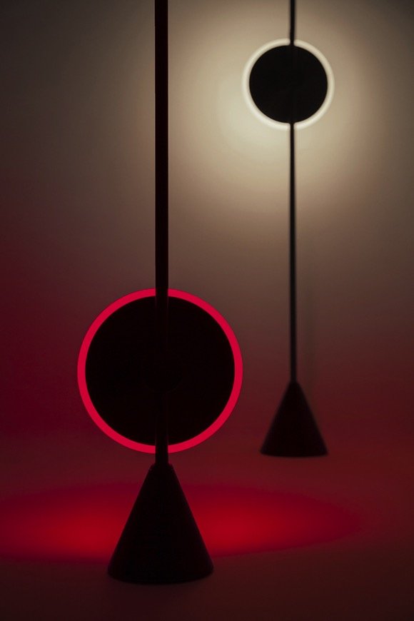 【升降变色“太阳”灯】Dawn to Dusk系列灯具和它的名字一样，描绘的是从日出到日落的梦幻体验。圆形的漫射光源可以被上下滑动，带来丰富而温暖的光影氛围；从层次丰富的红色夕照，到明亮耀眼的白色晨光，每个时段都呈现出不同的色彩和美感。