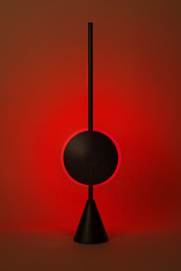 【升降变色“太阳”灯】Dawn to Dusk系列灯具和它的名字一样，描绘的是从日出到日落的梦幻体验。圆形的漫射光源可以被上下滑动，带来丰富而温暖的光影氛围；从层次丰富的红色夕照，到明亮耀眼的白色晨光，每个时段都呈现出不同的色彩和美感。