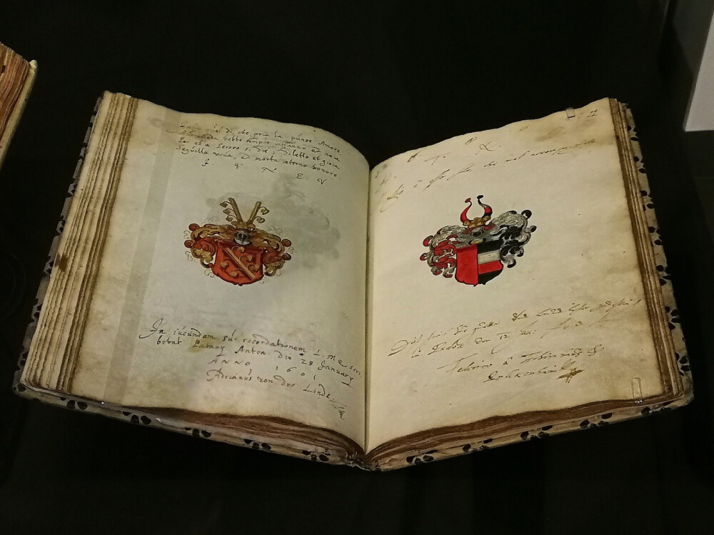 关于徽章的书 (Books of Crests, at Austrian National Library, Vienna) ​​​
奥地利国立图书馆，已经变成某种形式上的博物馆。