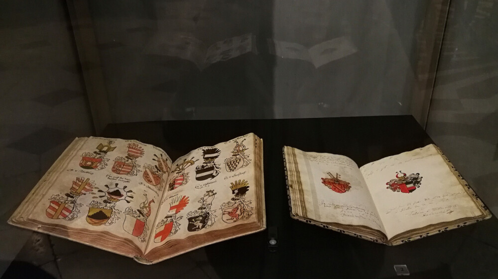 关于徽章的书 (Books of Crests, at Austrian National Library, Vienna) ​​​
奥地利国立图书馆，已经变成某种形式上的博物馆。