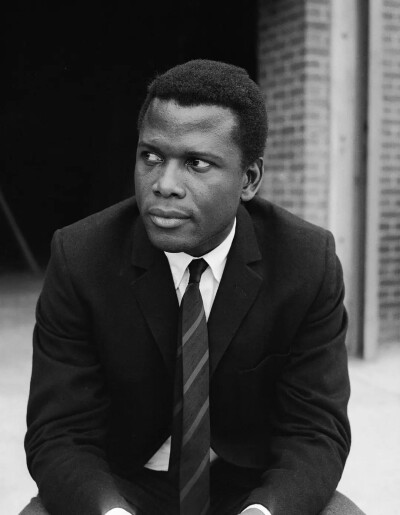 西德尼波蒂埃
Sidney Poitier 1927年～
美国演员.1959年第12届英国学院奖最佳外国男演员.得奖影片《逃狱惊魂》