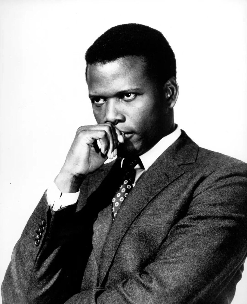 西德尼波蒂埃
Sidney Poitier 1927年～
美国演员.1959年第12届英国学院奖最佳外国男演员.得奖影片《逃狱惊魂》