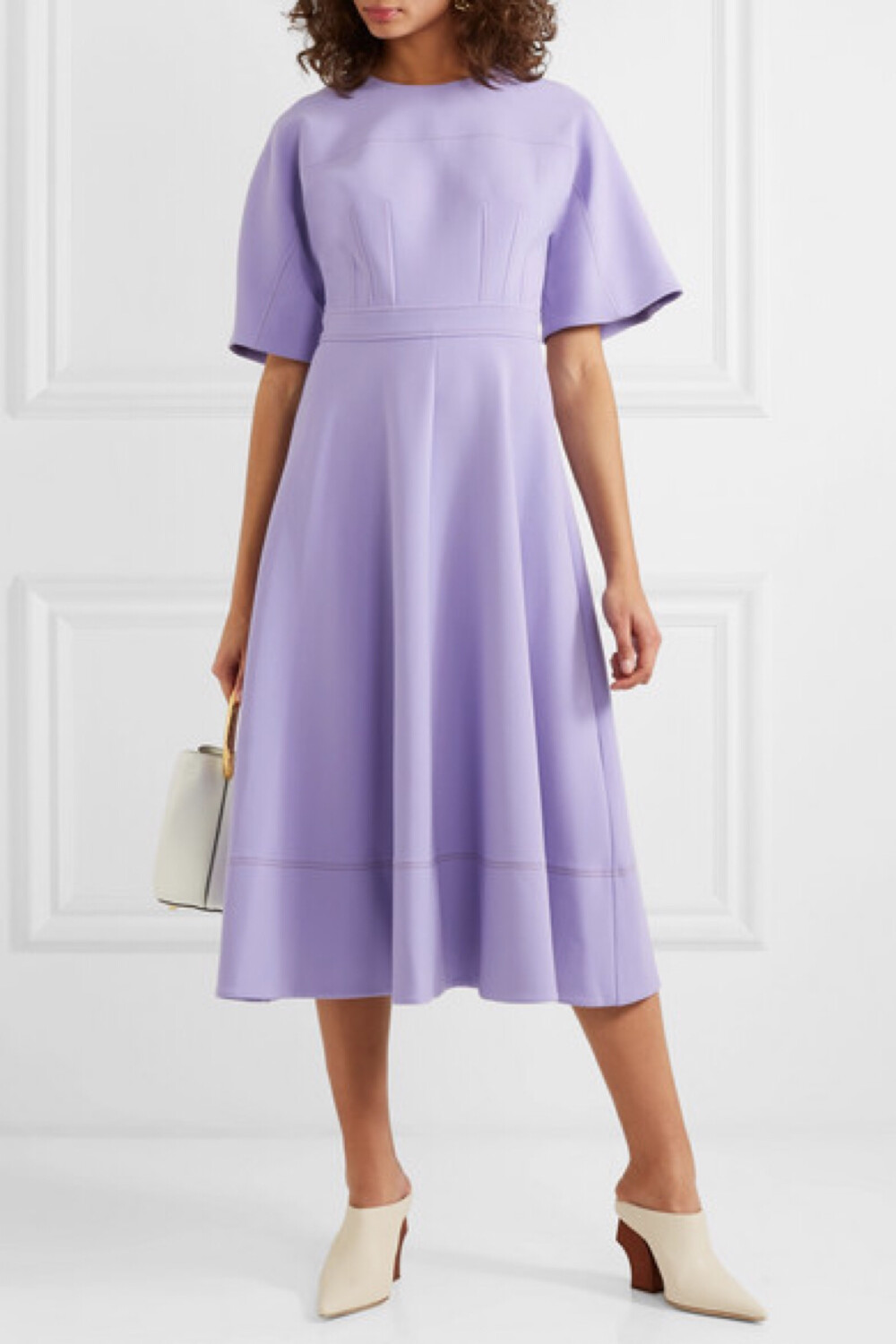 单品上衣合身,裙摆自然外展,腰部的拼接设计凸显出轻柔垂坠的裙身.