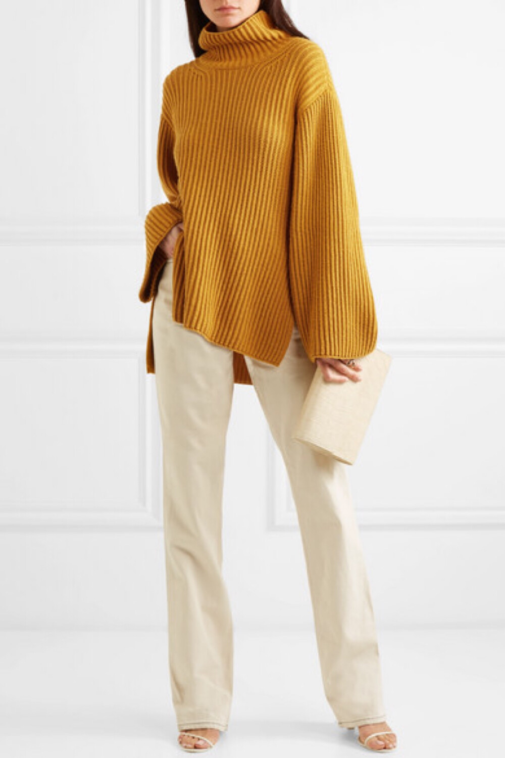 NET-A-PORTER 时尚市场编辑 Libby Page 称 ARJÉ 的夫妻档创始人 Oliver 和 Bessie Afnaim Corral 为中性色风潮的引领者。这款厚实的粗织毛衣以羊毛、真丝与羊绒混纺面料织成，呈现浓郁的金橘色，侧边的开衩和宽大慵懒的衣袖令大廓形的它更显宽广。不妨跟上潮流，与同色系下装一同打造秋冬时尚，搭配牛仔裤亦佳。
