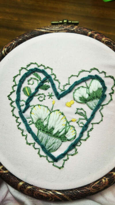 培养女儿开始刺绣，磨炼她的耐心！图一女儿绣了两天，从学习穿针、打结到按着纹样走针，有女儿陪伴一起渡过幸福~