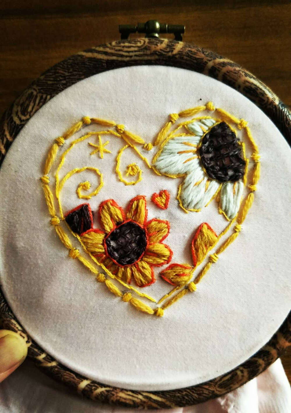 培养女儿开始刺绣，磨炼她的耐心！图一女儿绣了两天，从学习穿针、打结到按着纹样走针，有女儿陪伴一起渡过幸福~