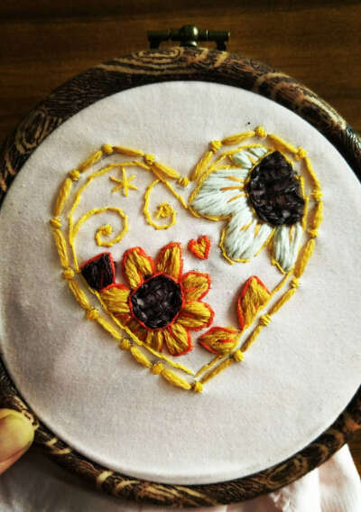 培养女儿开始刺绣，磨炼她的耐心！图一女儿绣了两天，从学习穿针、打结到按着纹样走针，有女儿陪伴一起渡过幸福~