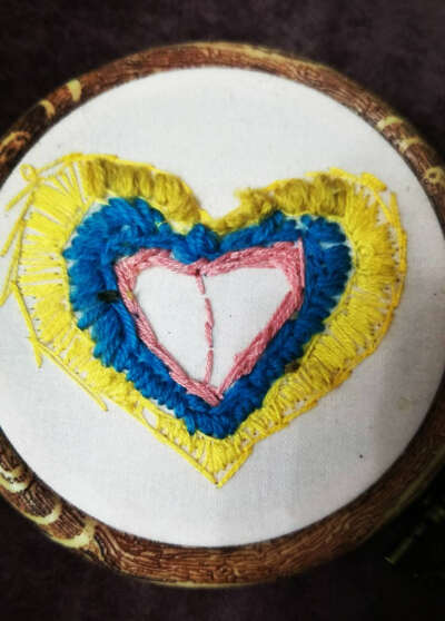 培养女儿开始刺绣，磨炼她的耐心！图一女儿绣了两天，从学习穿针、打结到按着纹样走针，有女儿陪伴一起渡过幸福~