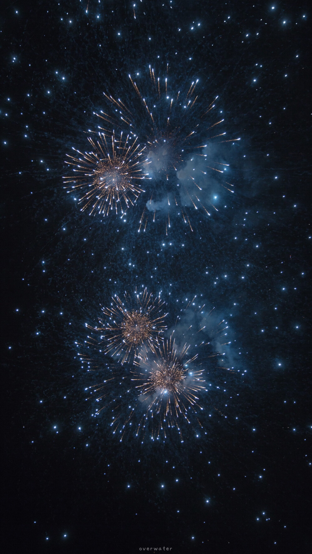 壁纸分享 | 花火
「想和你看新年的第一场烟火 当光亮在空中绽放又映在江面时 我就可以知道它的声响能不能盖过我心脏的悸动」
photo by overwater 