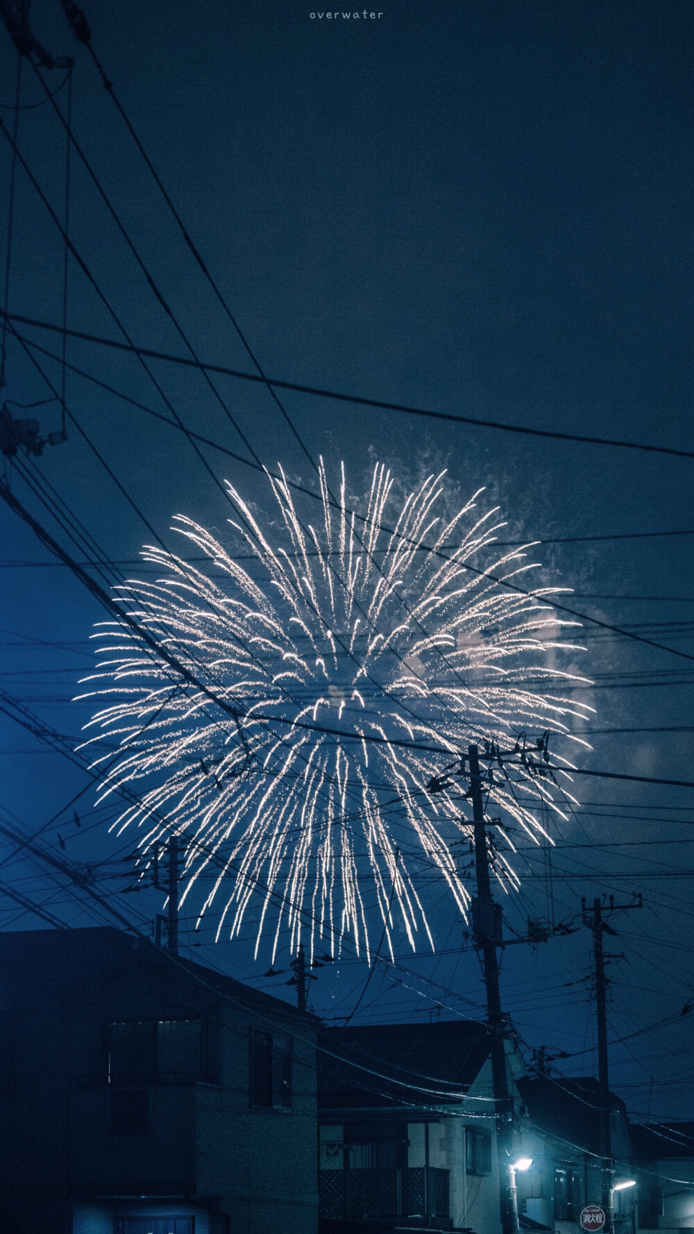 壁纸分享 | 花火
「想和你看新年的第一场烟火 当光亮在空中绽放又映在江面时 我就可以知道它的声响能不能盖过我心脏的悸动」
photo by overwater 