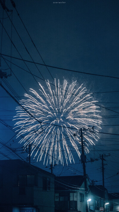 壁纸分享 | 花火
「想和你看新年的第一场烟火 当光亮在空中绽放又映在江面时 我就可以知道它的声响能不能盖过我心脏的悸动」
photo by overwater 