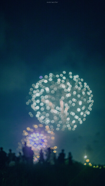 壁纸分享 | 花火
「想和你看新年的第一场烟火 当光亮在空中绽放又映在江面时 我就可以知道它的声响能不能盖过我心脏的悸动」
photo by overwater 