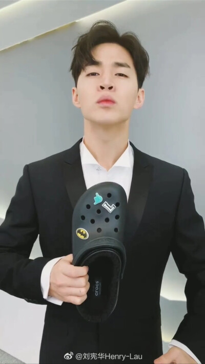 ins：解锁成功！惊喜视频来啦！刘圣诞老人提前祝大家圣诞节快乐~
获得我设计的“Crocs卡骆驰”的那位朋友希望你会喜欢哦。