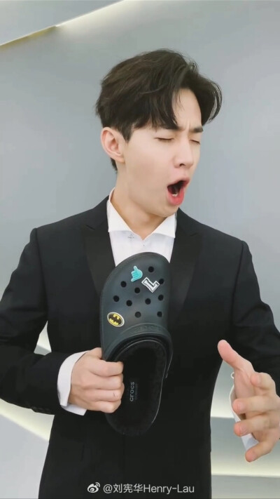 ins：解锁成功！惊喜视频来啦！刘圣诞老人提前祝大家圣诞节快乐~
获得我设计的“Crocs卡骆驰”的那位朋友希望你会喜欢哦。