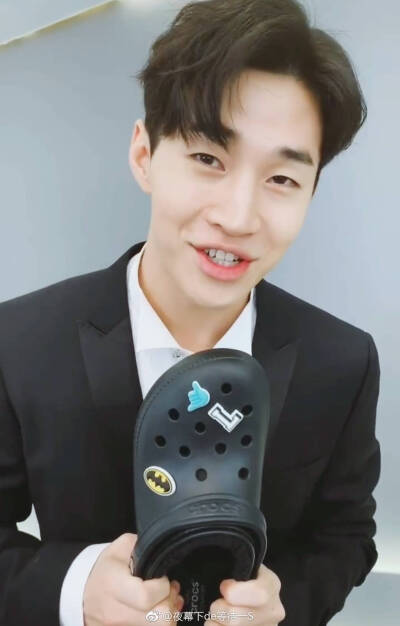 ins：解锁成功！惊喜视频来啦！刘圣诞老人提前祝大家圣诞节快乐~
获得我设计的“Crocs卡骆驰”的那位朋友希望你会喜欢哦。
