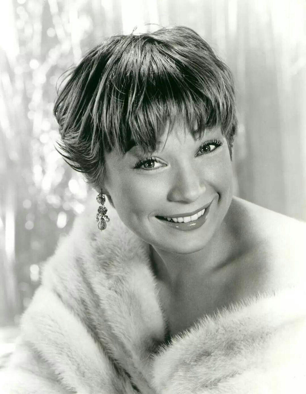 雪莉麦克雷恩
Shirley Maclaine 1934年～
美国女演员.1960年第13届英国学院奖外国最佳女演员.得奖影片《凤求凰》