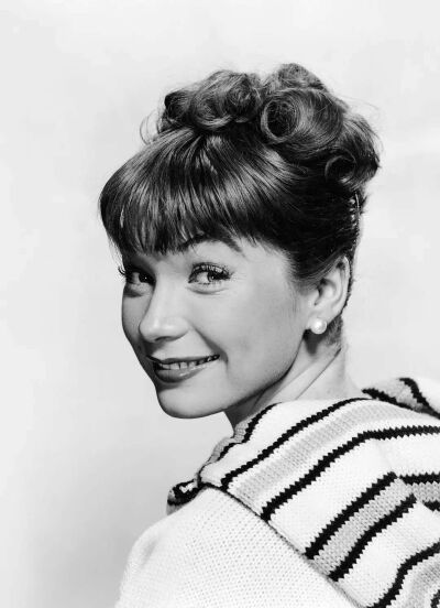 雪莉麦克雷恩
Shirley Maclaine 1934年～
美国女演员.1960年第13届英国学院奖外国最佳女演员.得奖影片《凤求凰》