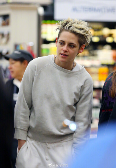 KristenStewart 克里斯汀·斯图尔特陪女友Sara Dinkin逛超市，眼神撩人，造型A爆！