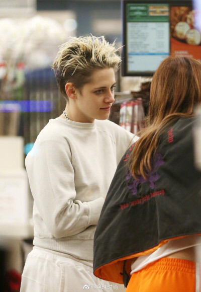 KristenStewart 克里斯汀·斯图尔特陪女友Sara Dinkin逛超市，眼神撩人，造型A爆！