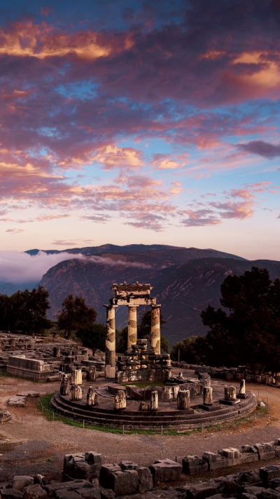 德尔斐，古希腊人认为其是世界的肚脐。Delphi, site on the south-western slope of Mount Parnassus, upper central Greece.