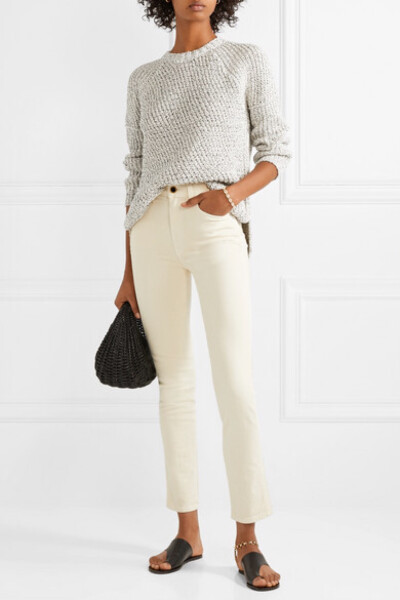  APIECE APART 这款 “Pia” 毛衣质感柔暖，外形素雅时尚，助你在寒日中轻松打造暖意融融的精致造型。这一品牌为本网站奉上的独家版本，呈海军蓝色和米色的混色设计，廓形舒适慵懒，适于套穿。不妨与同色系牛仔裤配…