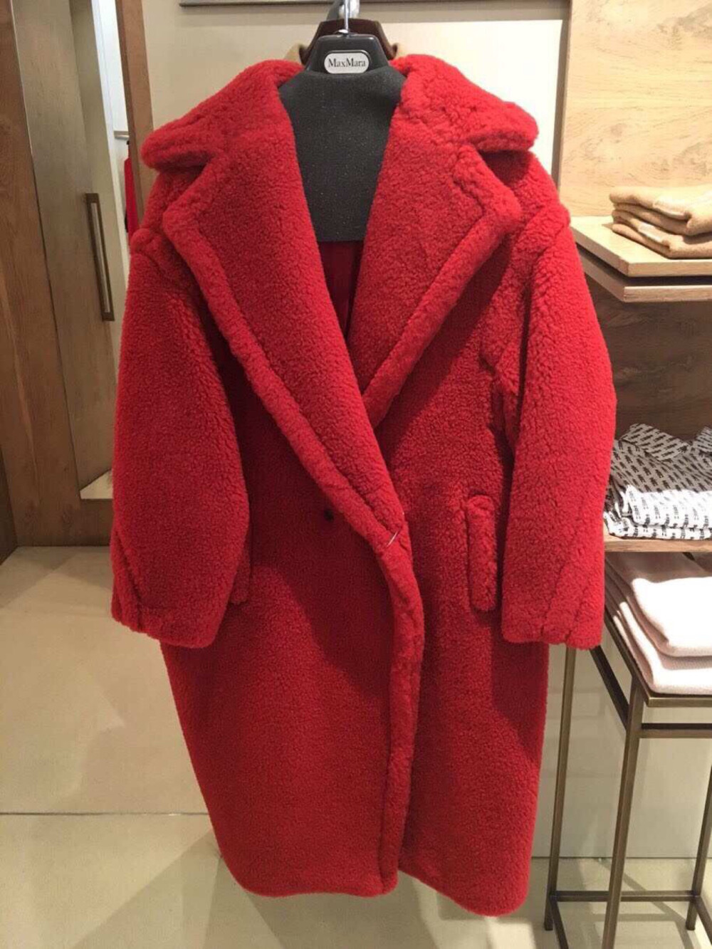 maxmara❄️专柜新款 国内现货大红色泰迪熊大衣 超正的大红色！过年穿 红红火火～
国现秒发S码 14500️
在途清关有一件m码10天到。主线大衣都有专柜防尘袋。